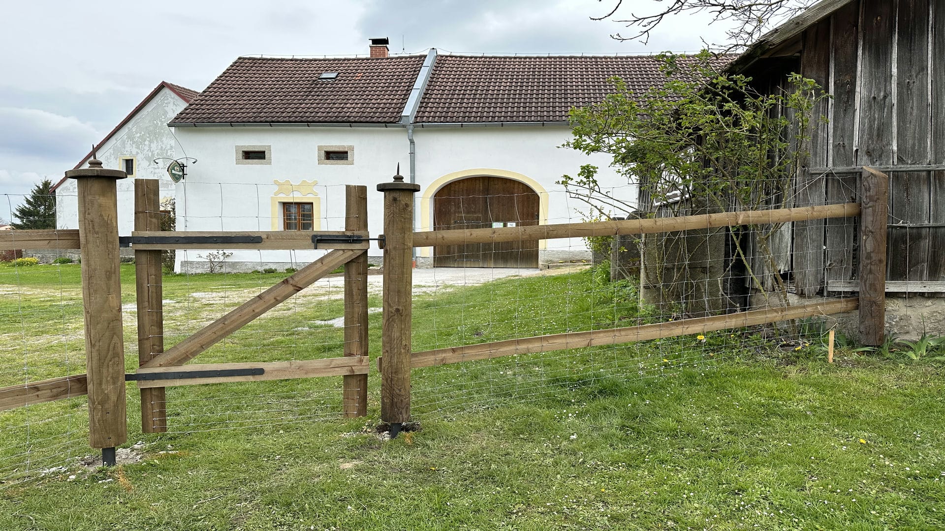Obrázek 8 / Dřevěné ploty - strojně loupané   - realizace Kačlehy 05-2023
